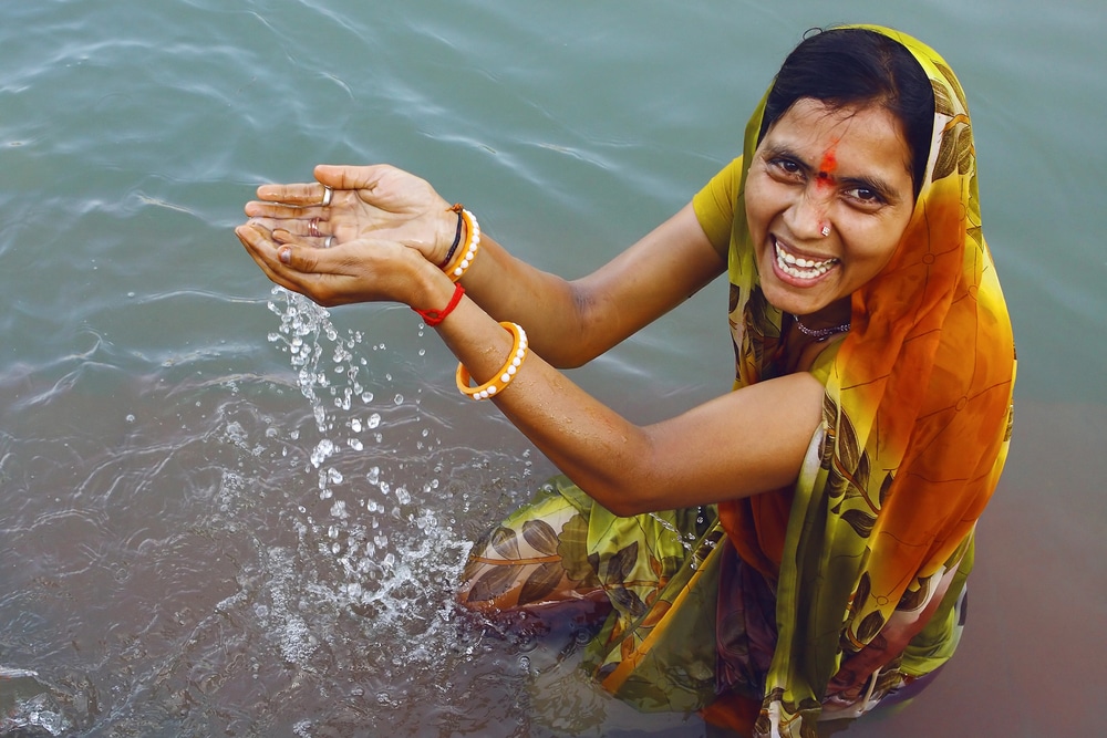 אישה מקומית טובלת בגנגס בעיר רישיקש, הודו