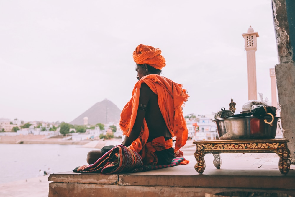 נזיר בעת מדיטציה ליד האגם בפוקשר, הודו
