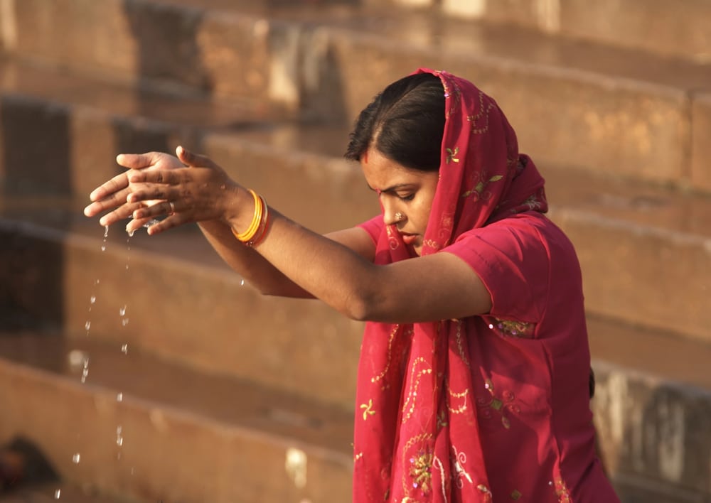 אישה מתפללת בעיר ורנאסי, הודו